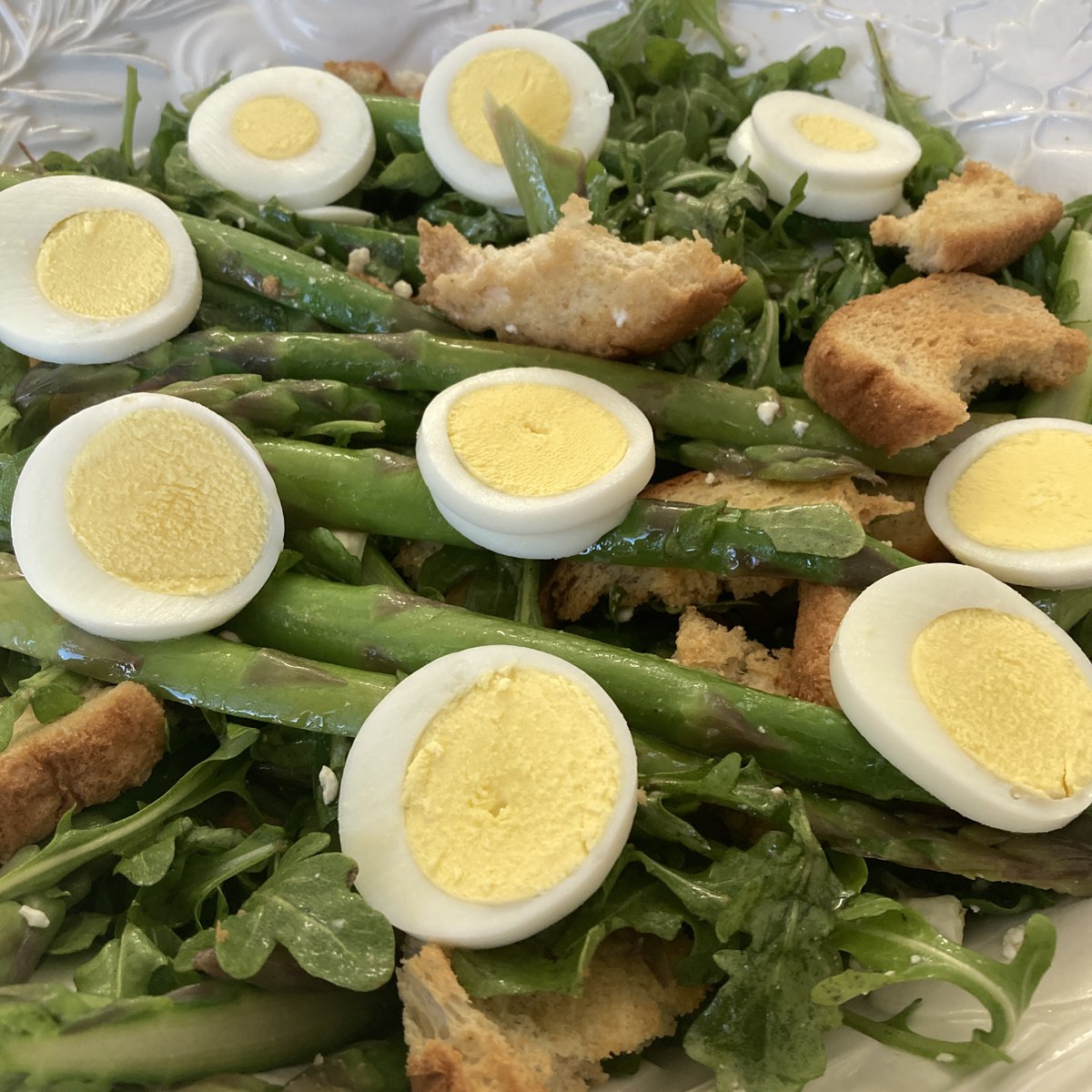 Panzanella isn't just for summer anymore. With an easy red vinegar olive oil dressing, you can enjoy this bread salad with my favorite spring veg, asparagus right now #bayarea #foodblog #foodblogger #cookwithzee #homecooking - cookwithzee.blogspot.com/2024/04/spring…