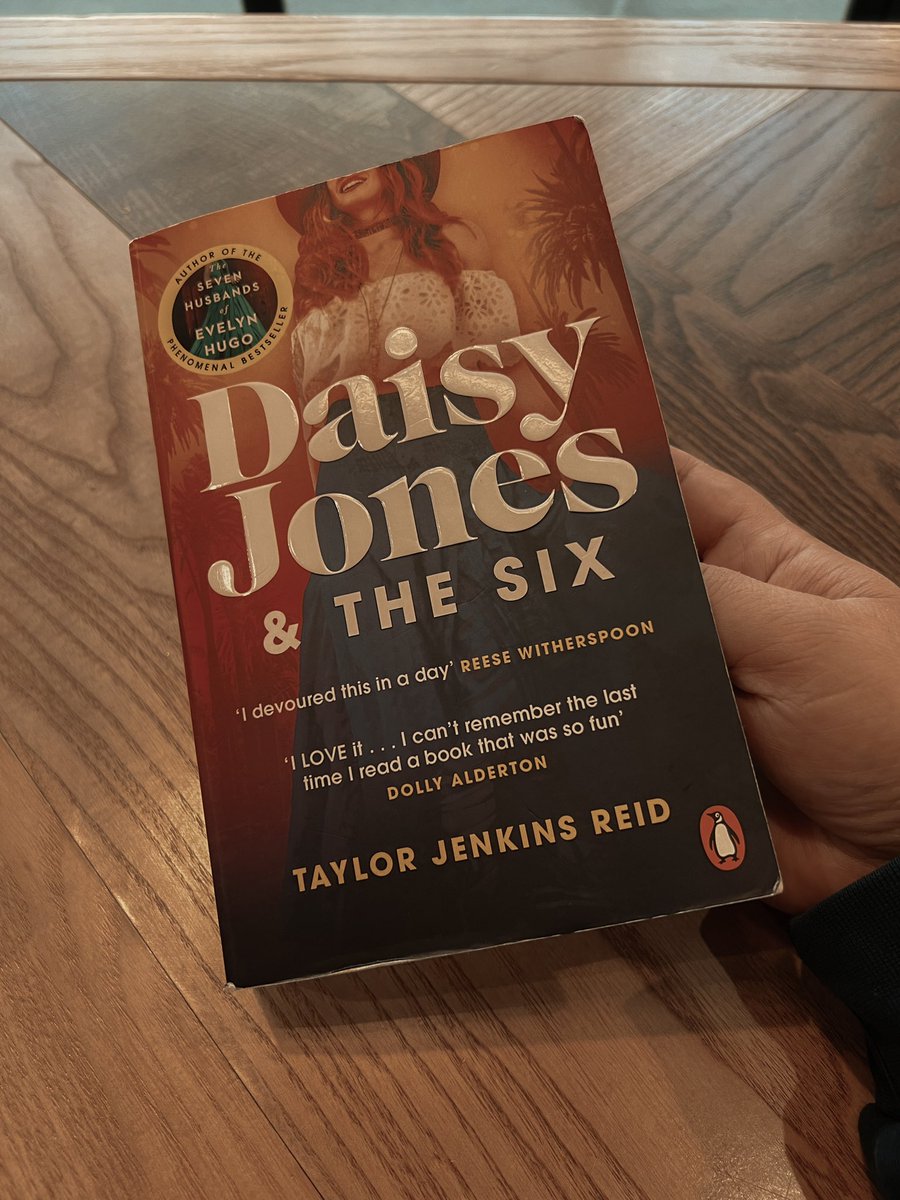 I’m definitely not recommending this book. Honestly, this book is too problematic— the story is so boring but I finished anyway. Onto the next one. 🙂‍↔️ #Books #DaisyJonesAndTheSix