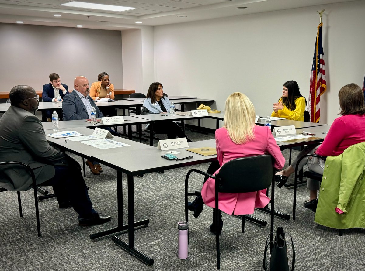 Last week, I sat down with Chambers of Commerce members from #MI11 to discuss further ways to support and grow small businesses in Oakland County. Excited to bring their ideas back to Congress this week and get to work!