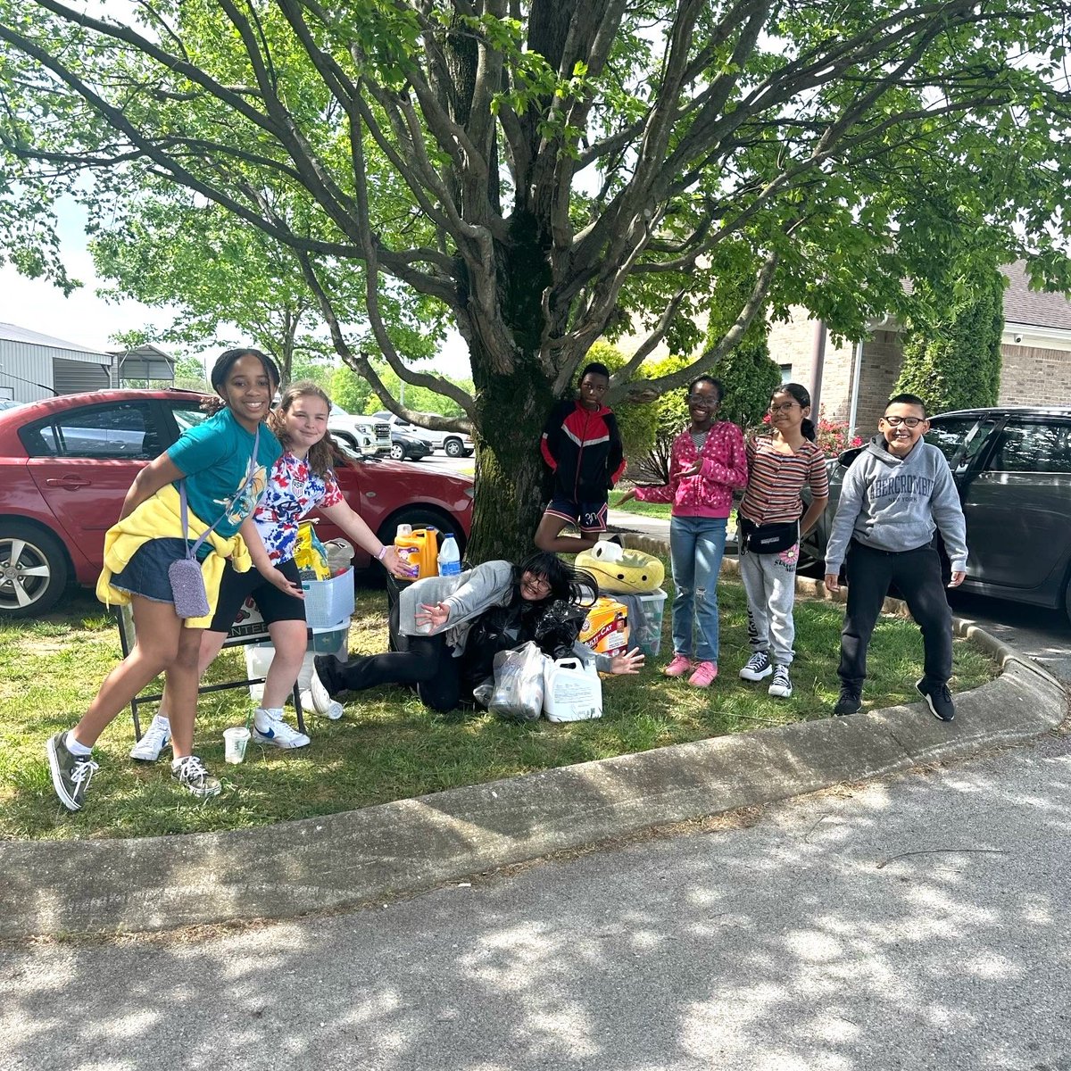 We'd like to send a shout-out to this 4th and 5th grade group from @dishmanmcginnis Elementary! They visited the shelter today to drop by some donations. Thank you so much! 🐾