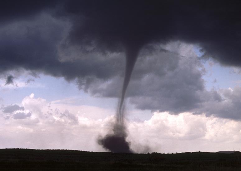 Are you a #journalist looking for expert sources on #tornadoes? NSF NCAR scientists are available to discuss ongoing research on the impacts of these #extremeweather events. #SciComm Check out our expert tipsheet ⬇️ news.ucar.edu/132949/experts…