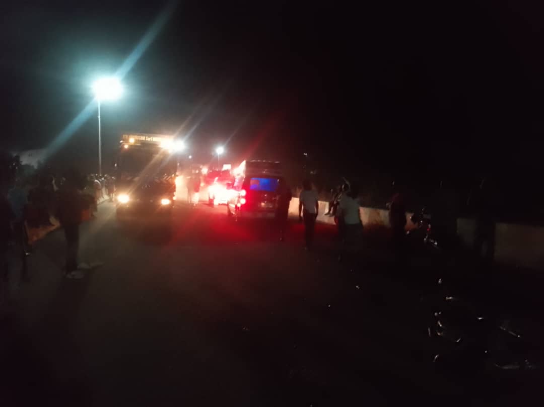 #Cameroun
Accident de circulation à l'instant (29/04/2023 à 23h) à l'entrée de #Maroua au niveau de Pont #Makabaye. Un camion en excès de vitesse a percuté et écrasé un mototaximan. Les Sapeurs #Pompiers sont sur place pour dégager le corps. La circulation est perturbée.