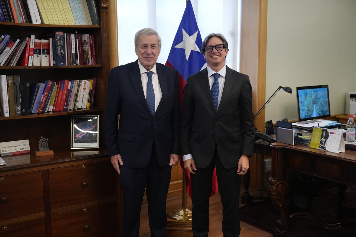 El canciller @AlbertoKlaveren se reunió con el vicepresidente Corporativo de Programación Estratégica de @AgendaCAF - Banco de Desarrollo de América Latina y el Caribe, @chrisasinelli. Chile es miembro en pleno del organismo desde el año 2023.