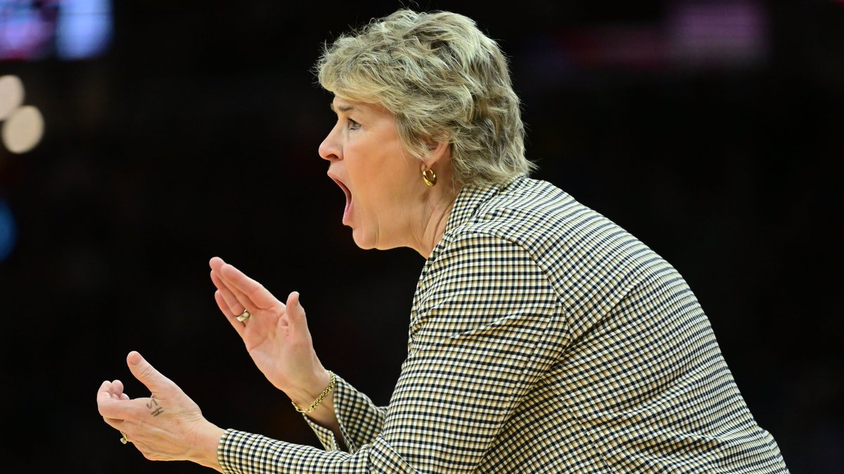 NEW: A deep dive into the 2024-25 Iowa Women's Basketball roster (On3+) - What could the projected starting five look like? - What does the bench situation look like? - Will the incoming freshman earn minutes? LINK🔗: on3.com/teams/iowa-haw…