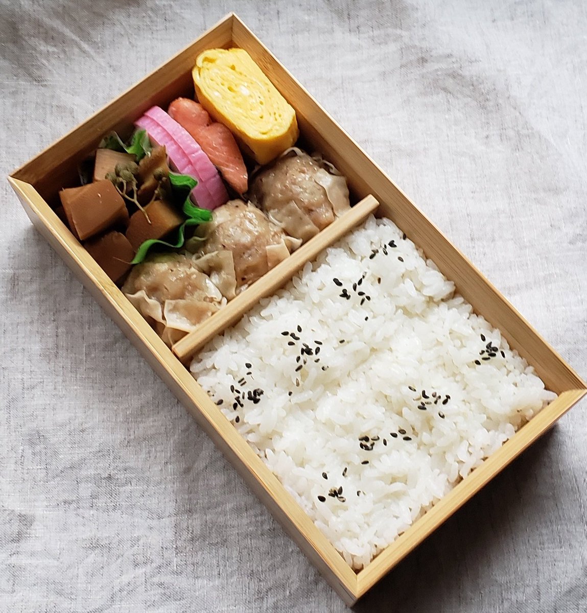 昨日、茹で竹の子いただいたのでこのお弁当作ってみた

今日のお弁当🍱
シウマイ御弁当

あの小さなカリカリ梅最近見かけない

#お弁当作り楽しもう部
#お弁当
#お弁当記録
#おべんとう
#サラメシ
#旦那弁当