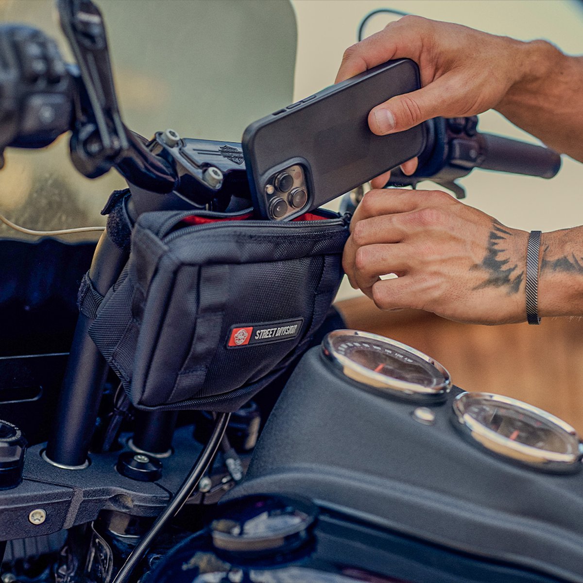 Whether facing the front or the back, you always want to keep your phone within reach even when riding.
#vikingbags #handlebarbag #handlebar #motorcycle #bikerlifestyle #motorcycleluggage
