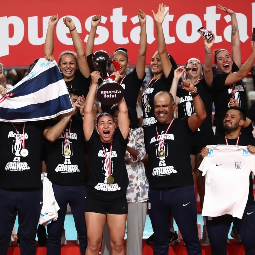 Las chicas campeonas del voleibol de Alianza Lima fueron reconocidas hoy en Matute por los colaboradores del club, al ritmo de aplausos y buenos deseos. Bruno Marioni también estuvo presente. @ovacionweb