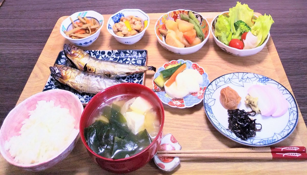 おはようございます☀

本日の朝食は🥢

鰯の丸干し🐟

地鶏と根野菜の煮物🐓

きんぴらごぼう🥕
国産大豆の納豆

蜂蜜南高梅🔴
昆布の佃煮
蒲鉾＆山葵漬

ミニサラダ🥗
自家製ぬか漬け🥒

わかめと
お豆腐のお味噌汁
炊きたてご飯です🍚
頂きま〜す🙏

#朝ごはん #おうちご飯