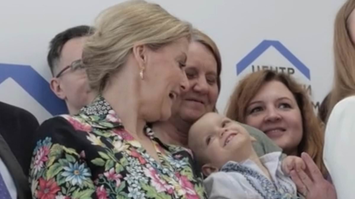 Duchess of Edinburgh shares heartwarming moment with toddler as she visits UNFPA office in Kyiv during tour of Ukraine trib.al/IRRQ8yU