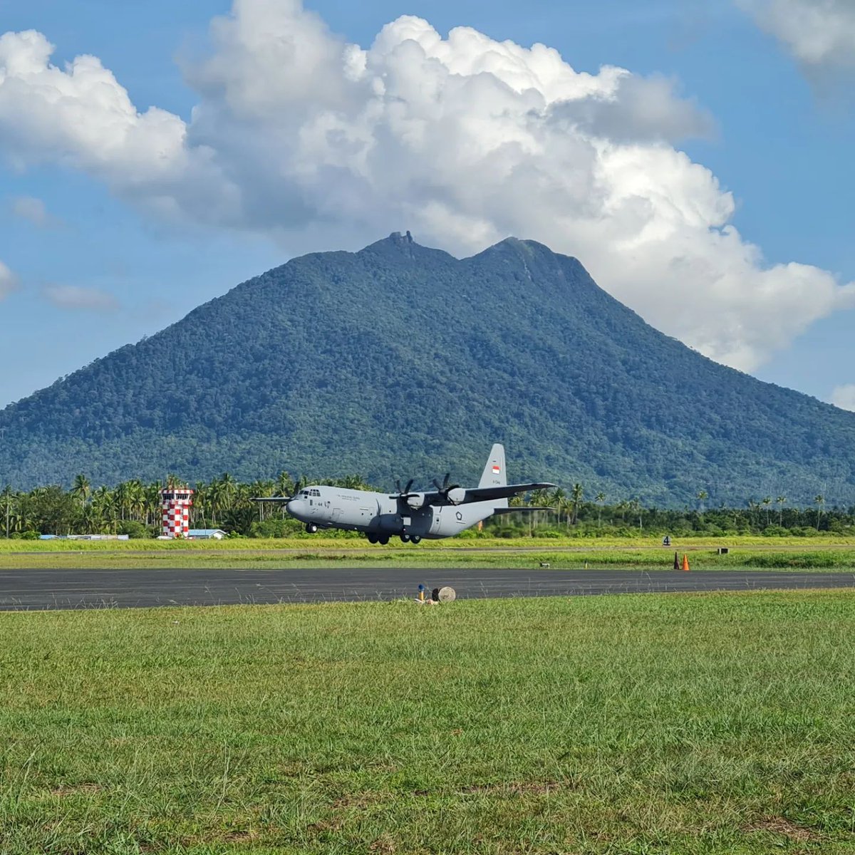 28/4/2024

Indonesian Air Force #TNIAU C-130J-30 Super Hercules (A-1344) took off from Raden Sadjad AFB, Natuna Island, with a nice view of Mount Ranai in the background

#ForwardPresence

📸TNI AU