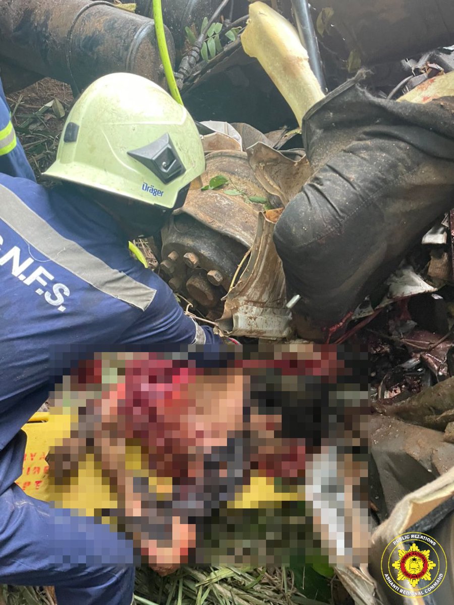 gnfsofficial's tweet image. #VIEWERDISCRETIONADVISED

On Monday, April 29, 2024, a devastating head-on collision whose cause remains under investigation shook New Koforidua off the Ejisu-Konongo Highway in the Ashanti Region, involving a Nissan Pick-Up (GN 1645-21) and a Mitsubishi Fuso Truck (GT 8794-W).