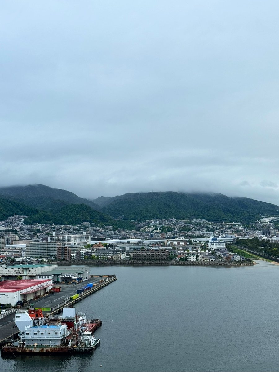 おはようございます。
神戸は☁️気温19℃
スッキリしませんね😅
業務スタートです♪
今日も頑張って行きましょう😊

#イマソラ
#golf897
#sfl897
#六甲山