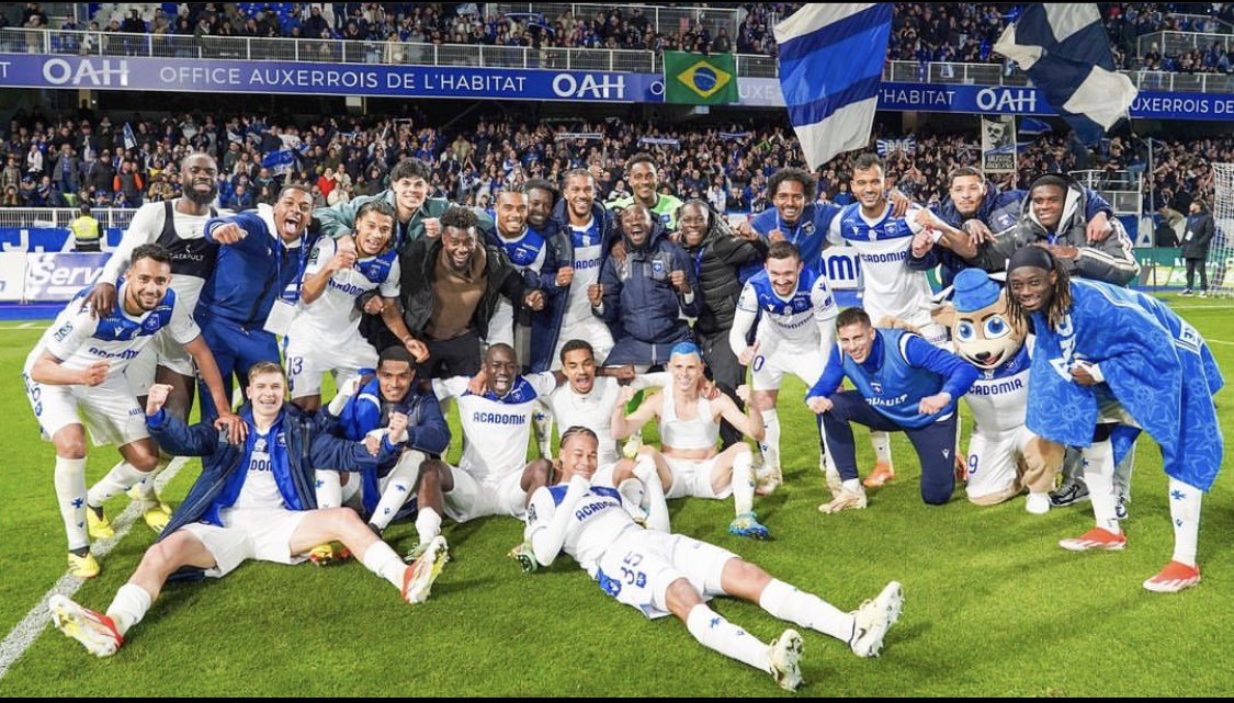 L’AJ AUXERRE VERRA BIENTÔT LA LIGUE 1 ! 💙🤍
Les Bourguignons aurons besoin que de 4 points pour valider leur retour dans l’élite .