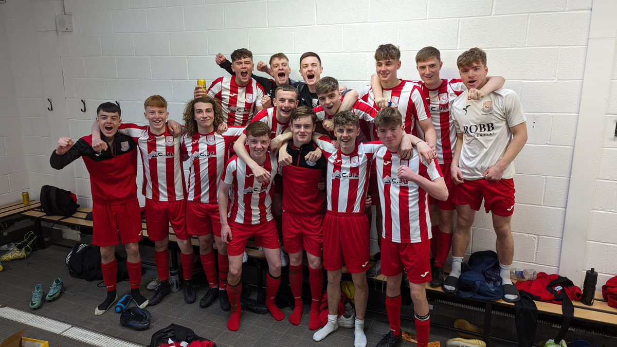 NeilstonFC2006s's tweet photo. Delighted for the boys in reaching the league cup final after a 3-2 semi final win against port Glasgow 🙌🙌👍👍🔴⚪️ https://t.co/49V6VzN38K