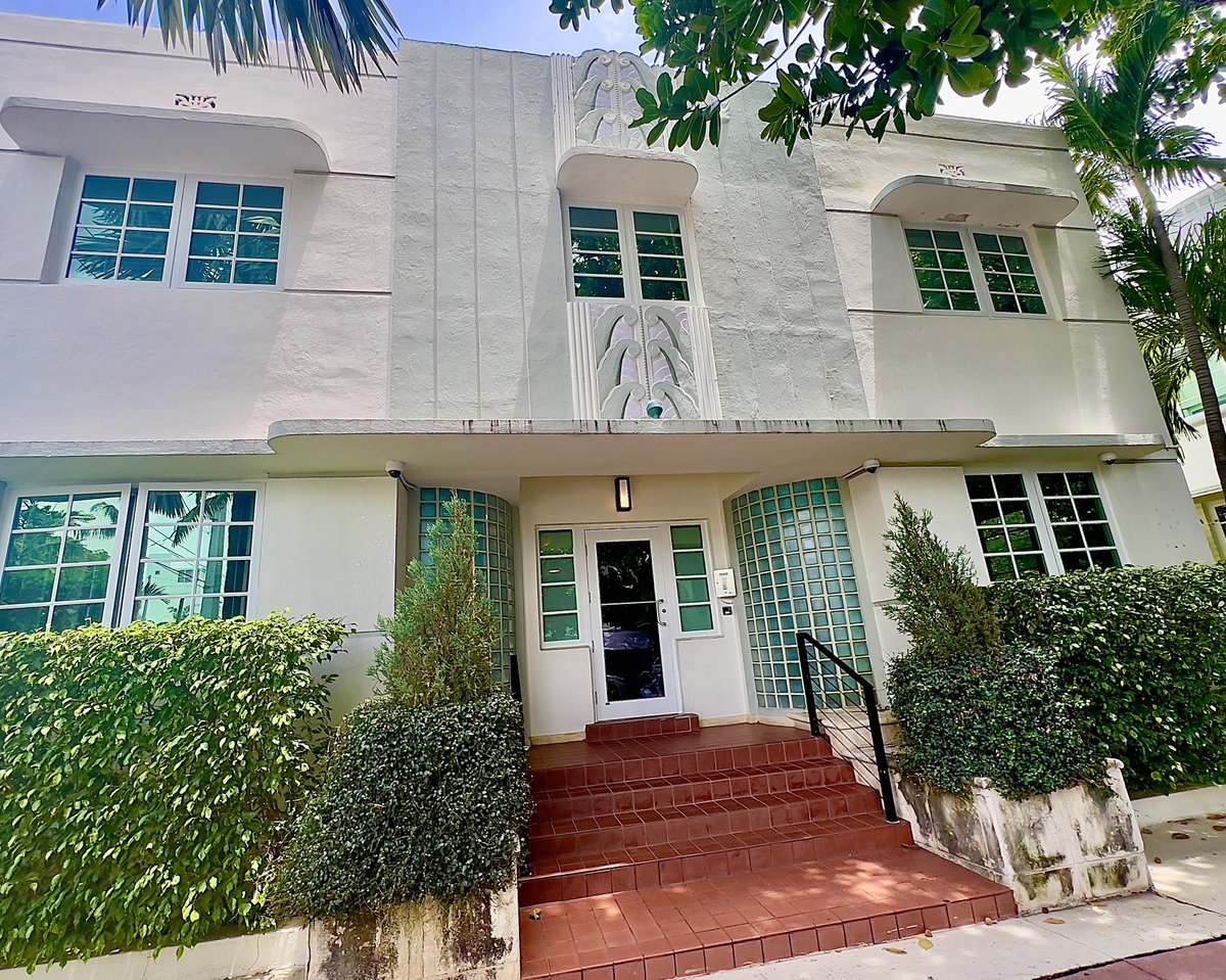 I try to get in a 7 to 10 mile walk every other weekend in Miami Beach. Beyond the exercise, I’m treated to Art Deco delights like this one at the corner of Meridian Ave and 4th St. I love the glass block, eyebrows and sculptural facade. #miamibeach #artdeco #streetphotography