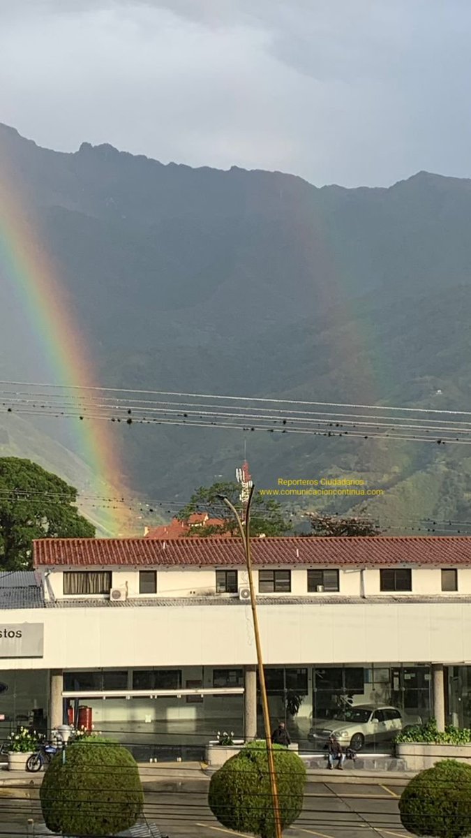 #29Abr..En medio de la fuerte lluvias que ha caido durante toda la tarde sobre la ciudad de #Mérida la.naturaleza nos regala un bello arcoiris..NF
