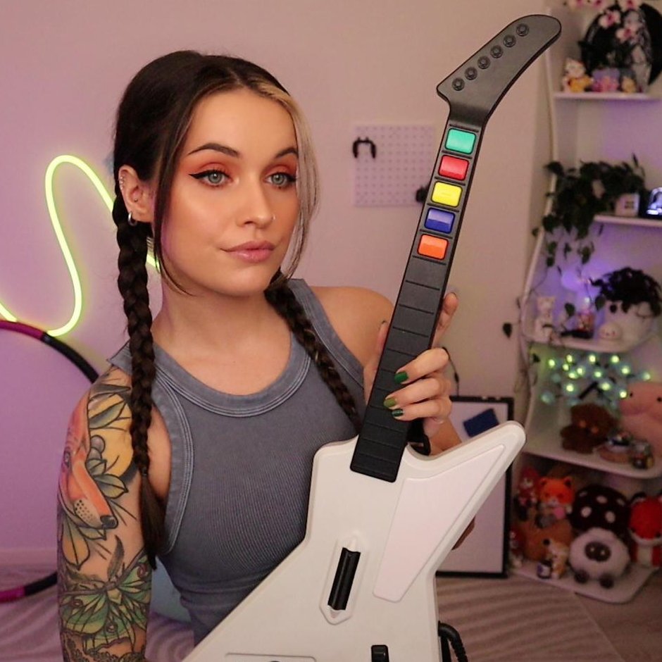 🎸I'M LIVE FOR METAL MONDAY! Setting PRs, battling viewers, and taking song requests! Come hang! 
twitch.tv/foxiekt