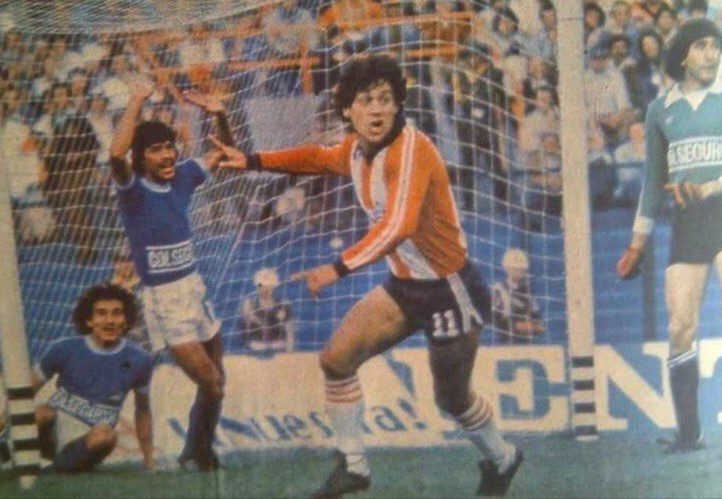 'La camiseta de Millonarios pesa, pero la de Junior pesa dos o tres veces más', Miguel Ángel Converti, quien celebra su gol de palomita a Millonarios en El Campín el 2 de abril de 1980. Fue 0-1 a favor.