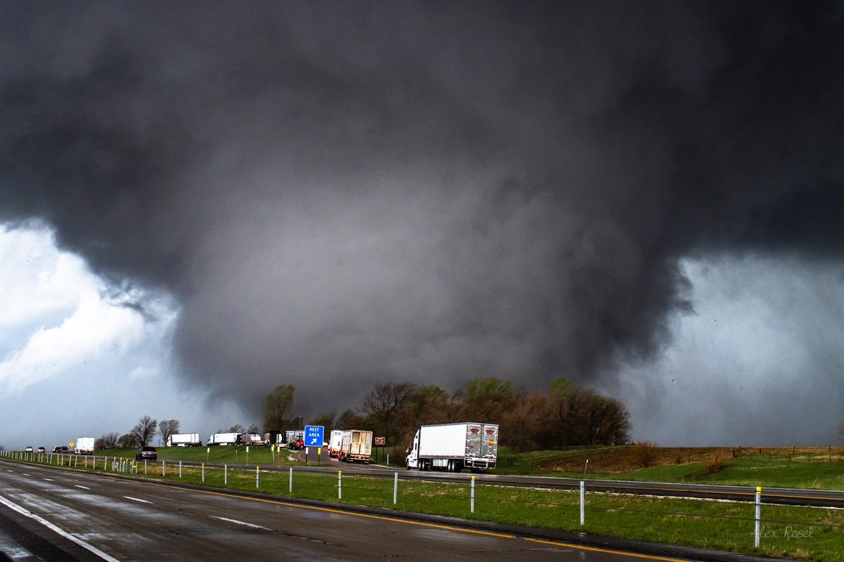 Chasing a Violent Tornado in Iowa VIDEO: youtu.be/VsCDIURt26E?si…