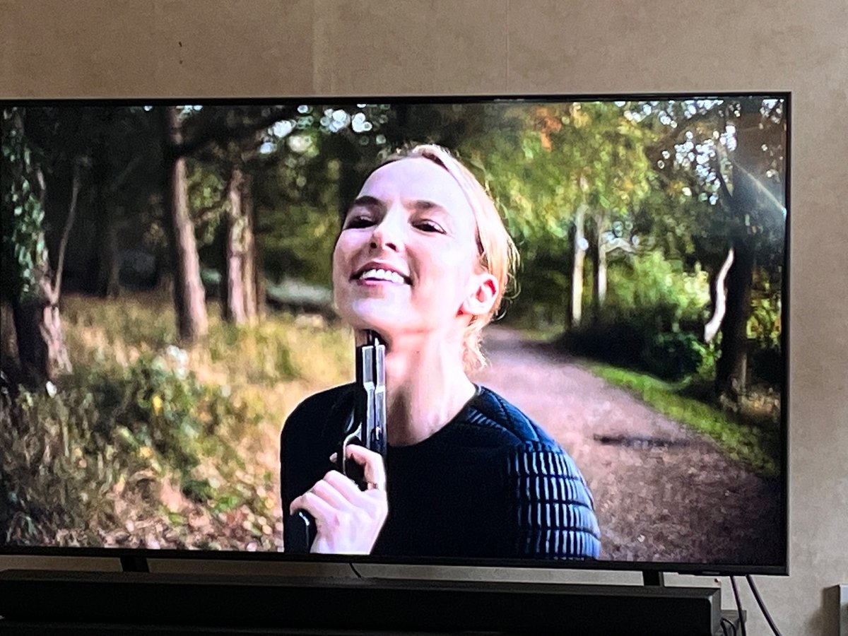Going through a break up so watching killing eve to cheer me up thank god for eve and villanelle they give me strength