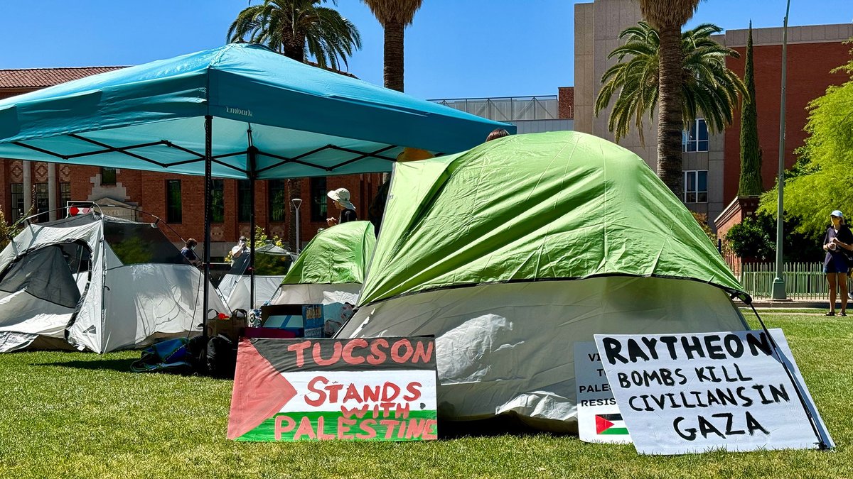 About 60 students and community activists set up a Gaza solidarity encampment, Monday on the @uarizona  mall. Police officers said they would only make arrests if laws were broken. UA mall closes at 10 pm, and at that time arrests could begin.

For more:
news.azpm.org/p/azpmnews/202…