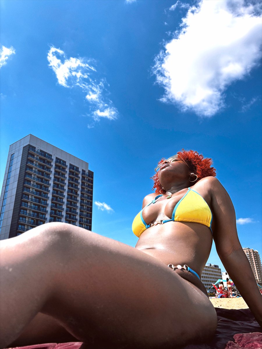 NotIntoyourCrap's tweet photo. I just wanted to show off my beach pics 💋🏖️🥥 https://t.co/E3f4wJoxcE