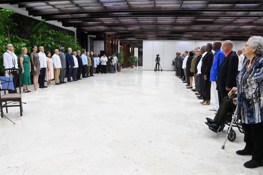 🇨🇺| A horas de conmemorar el Día Internacional de los Trabajadores, el presidente <a href="/DiazCanelB/">Miguel Díaz-Canel Bermúdez</a> participa en la ceremonia de condecoración de títulos honoríficos de Héroe del Trabajo de la República de #Cuba, y la orden Lázaro Peña de I, II y III Grado y la medalla Jesús Menéndez.