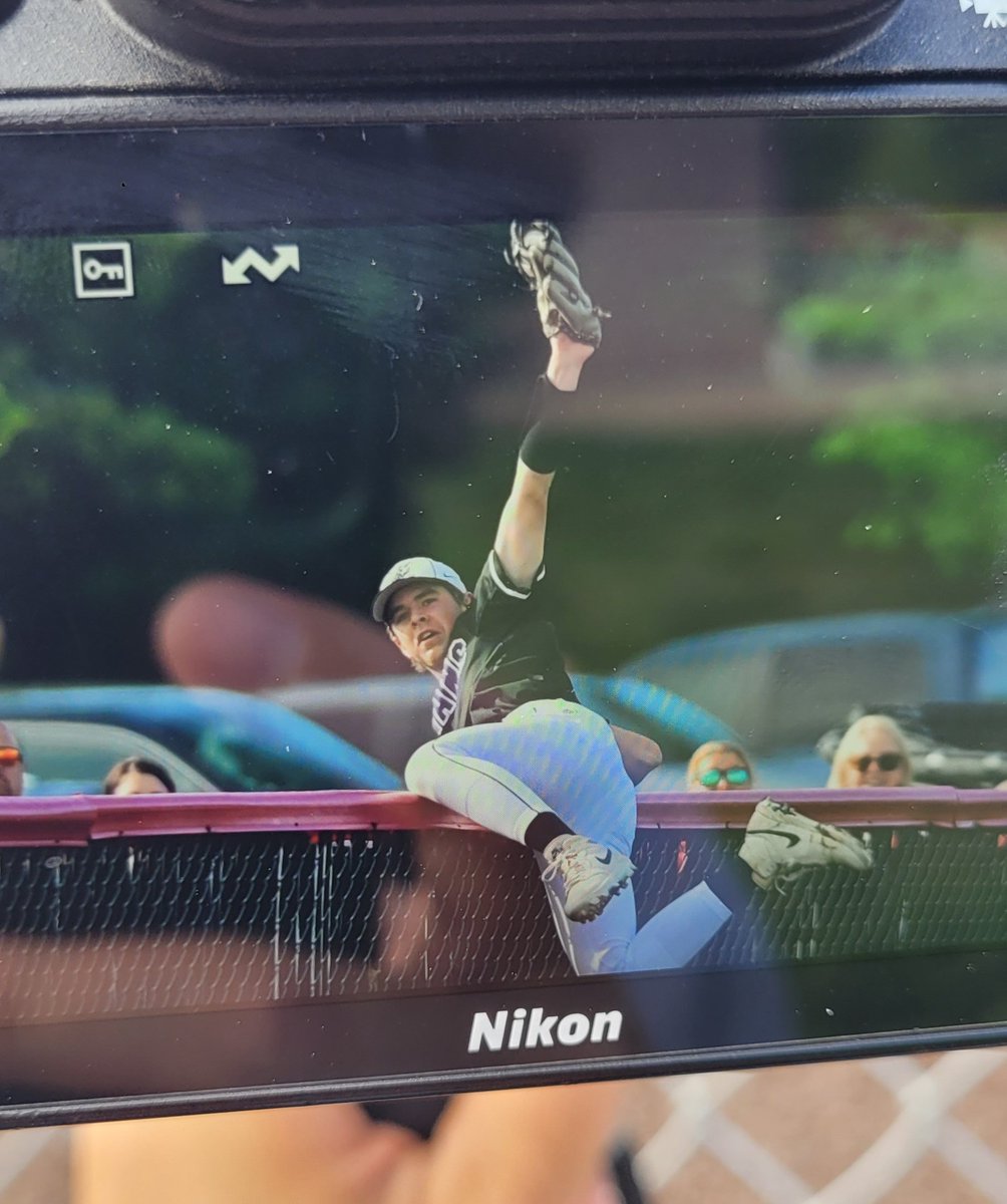 pHalfacre_STL's tweet image. Fences are more like guidelines anyway.
@MHS19Baseball's Mueller pulls a foul ball back in for the out