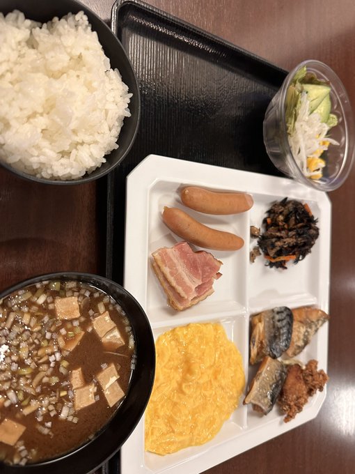 宿泊先の朝ごはんバイキングだからいっぱい食べれるぞ🥰 
