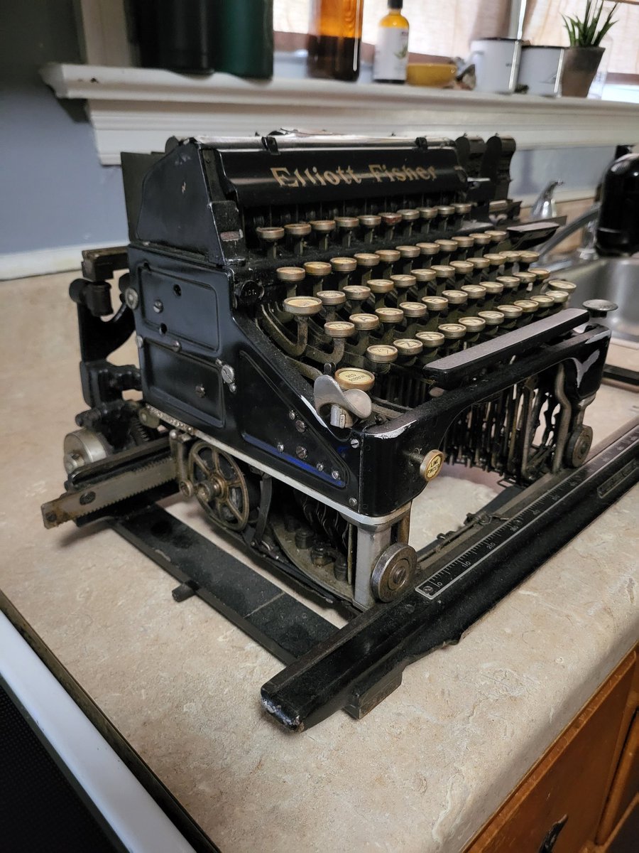 Today I'm going to show you my 192X Elliott Fisher Bookwriter/Accounting machine. Meant to be placed above an open book, this specialty machine types down onto the page. Unlike a standard typewriter, the entire machine moves on rails as it types. 🧵