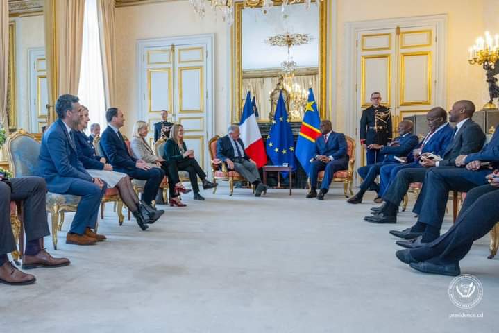 Abandi ba Présidents iyo bagiye mukazi bajyana na #Delegation. Urugero: Reba President wa Congo 🇨🇩, muri France 🇫🇷 Ariko ikixakubwira ko @PaulKagame ari #Igisambo, #Umugambanyi ndetse n##Umwicanyi, agenda wenyine kandi ibintu byose abikora wenyine kandi yihishe. #Fake #Kagame