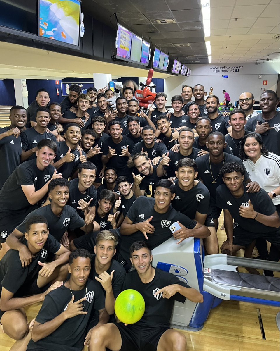 🎳🐔 Hoje (29) foi dia do elenco sub-17 conhecer um novo esporte: boliche! Em ação do setor psicossociopedagógico, os crias curtiram uma tarde de lazer. Até o Galo Doido foi lá curtir! 🏴🏳️ #CriasDoGalo