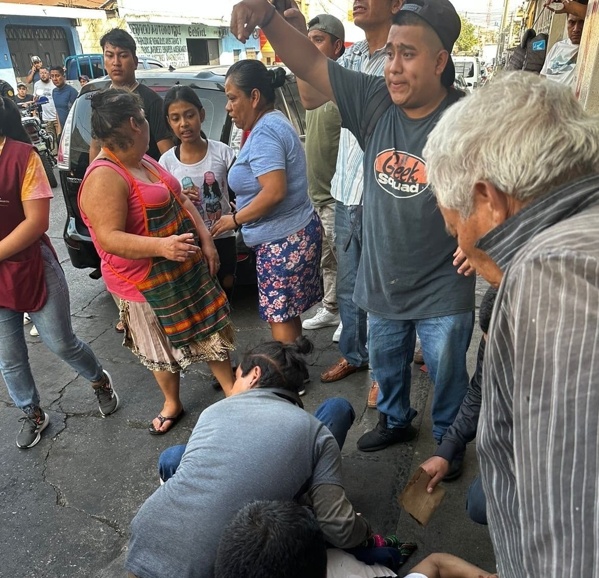 AHORA:

Balacera durante asalto a transporte de valores en colonia Quinta Samayoa.

Agente de PNC, trabajador del camión y 2 particulares alcanzados por los disparos.