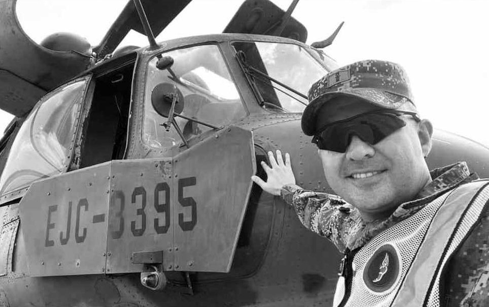 MayorDavid_EJC's tweet photo. Vuelta alto compañero y amigo, mayor Edward Rodriguez (QEPD). En la imagen muy feliz junto al helicóptero que hoy tripulaba, siempre orgulloso de su trabajo.

Honor a la tripulación del EJC-3395. https://t.co/I1ctO2Omb8