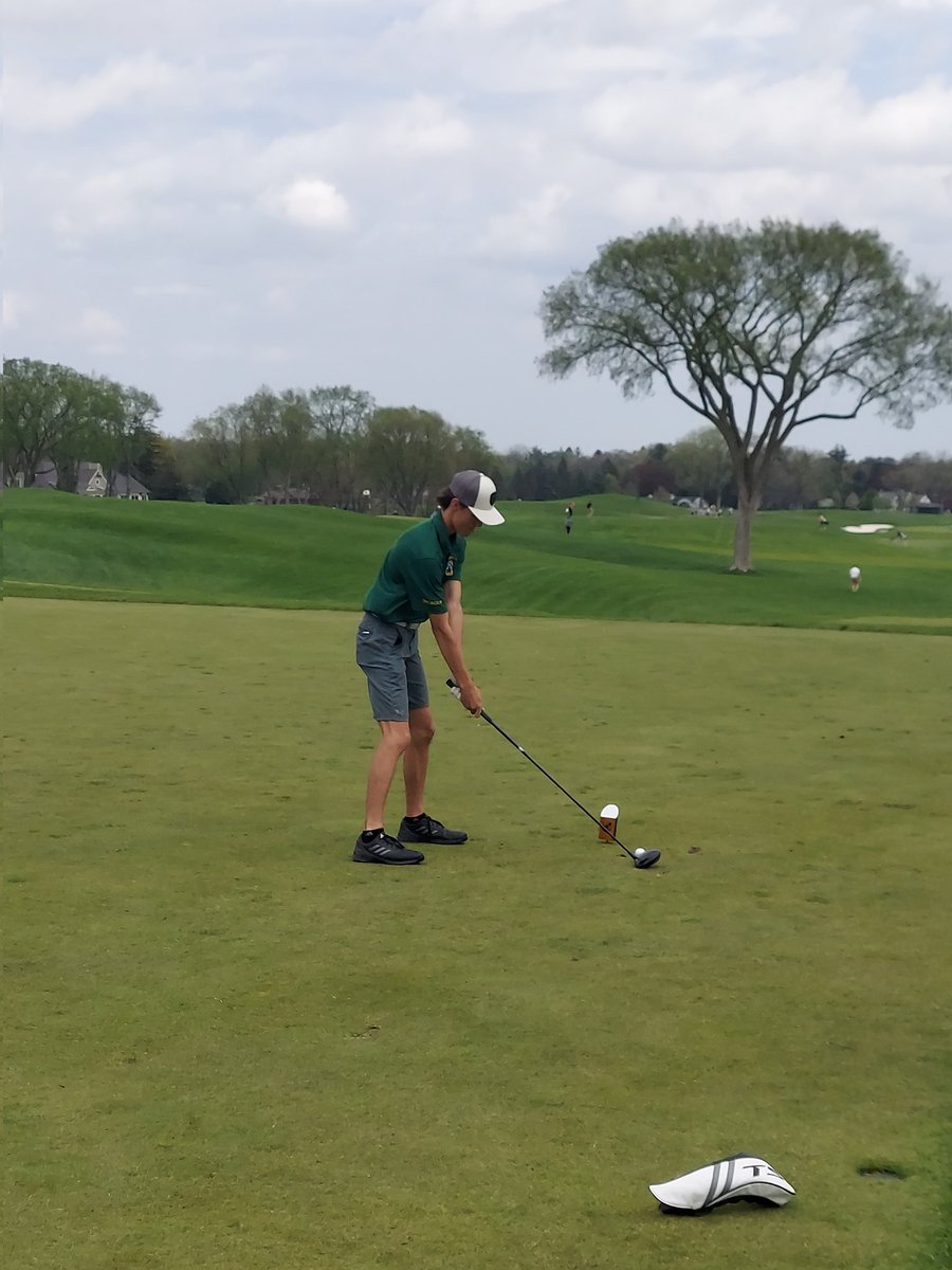 HowellBoysGolf's tweet photo. Great event today at Oakland Hills North Course.  What a tough field today with some of the top schools from all divisions.  Team total 312 good for tied for 13th place out of 27 teams.  Zach Spencer shot 71 and Derek Kantola shot 76. https://t.co/wuP1v4mH7K