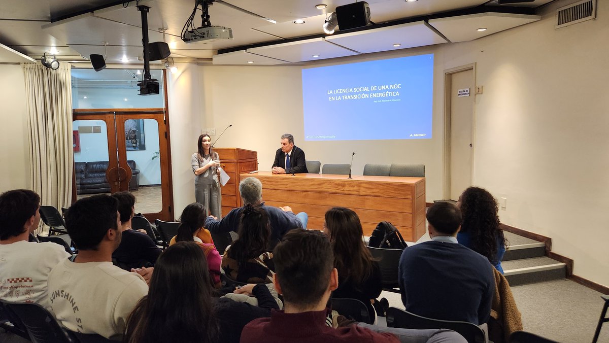 🌻 Transición energética de una empresa petrolera

En esta conferencia el presidente de ANCAP, <a href="/a_stipanicic/">Alejandro Stipanicic</a>, compartió los proyectos y estrategias de la compañía que la insertan en un futuro más sostenible.
