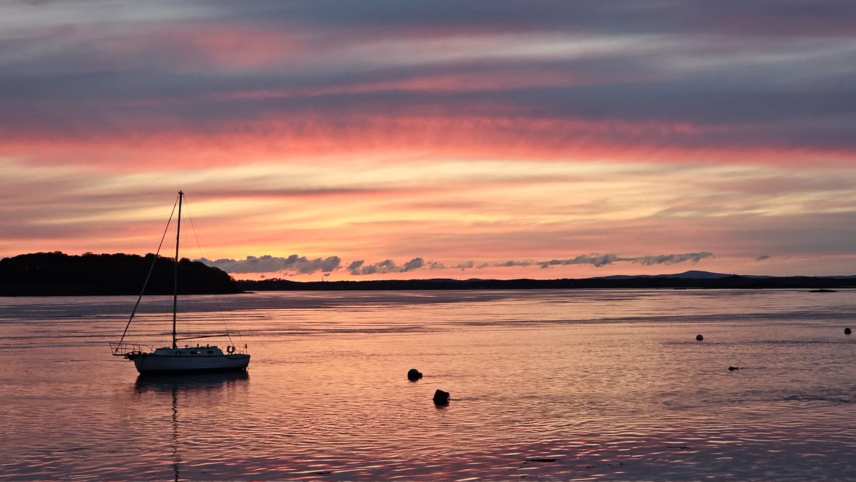 Portaferry sunset tonight @bbcniweather @WeatherCee @WeatherAisling @barrabest @geoff_maskell @linzilima @Louise_utv @angie_weather @WeatherRTE @Sean_OCuill1969 #Portaferry #sunset #sunsetphotography #sunsetboats #strangford #strangfordlough