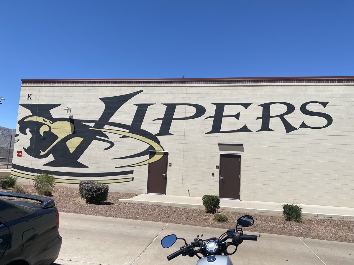 Appreciate @CoachHathcock and the @Verrado_Vipers student athletes for making time to speak with me! Great group of young men! @MonTechFootball #RollDiggs ⚒️