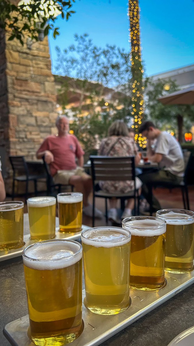 アメリカの大都市にちらほら見かけるビアハウスYard House🍺 僕はラスベガスの店舗が好きでよく行きますが、初めてフェニックスのYard Houseへ🍺 アメリカを中心に世界中のビールが生で楽しめれるのが素敵🥹🍻 今回もフライトを頼んで味比べ✨ 良き良き🍻 #アメリカ生活 #ビール #yardhouse