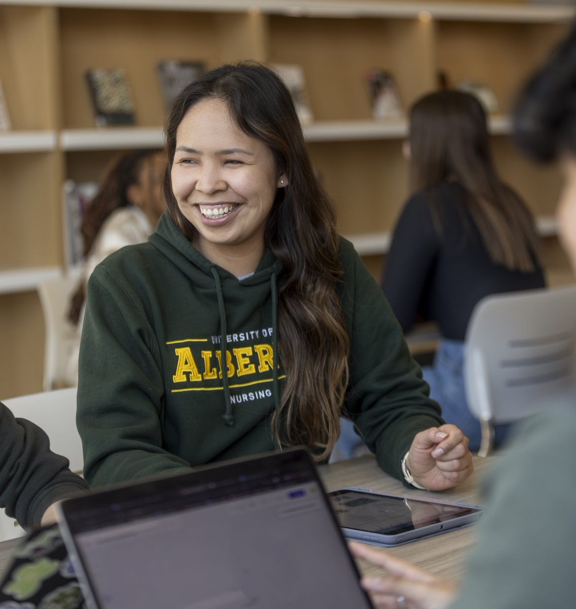 Makayla Mantla's journey as a First Nations, Treaty 11, Tlicho citizen and nursing student at the U of A is inspiring Indigenous youth to embrace their potential.
Read more about her remarkable journey: bit.ly/3UEyevu

#UAlbertaNursing  #IndigenousNurses #UAlberta