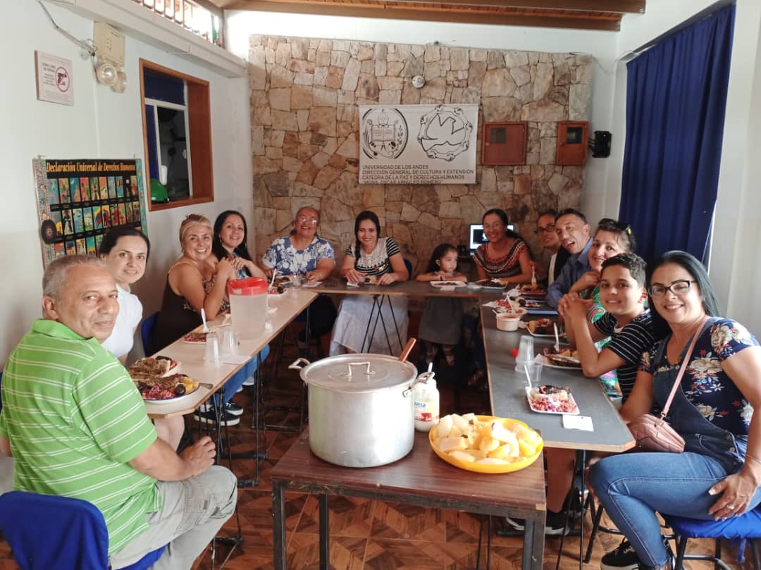 Un grupo de integrantes que tuvieron en @catedradelapaz @culturaula se reunieron para celebrar con un compartir el aniversario Nro 37 ena Casa de la Paz del Estado #Mérida #Venezuela ubicada en la parroquia civil Osuna Rodríguez municipio Libertador.