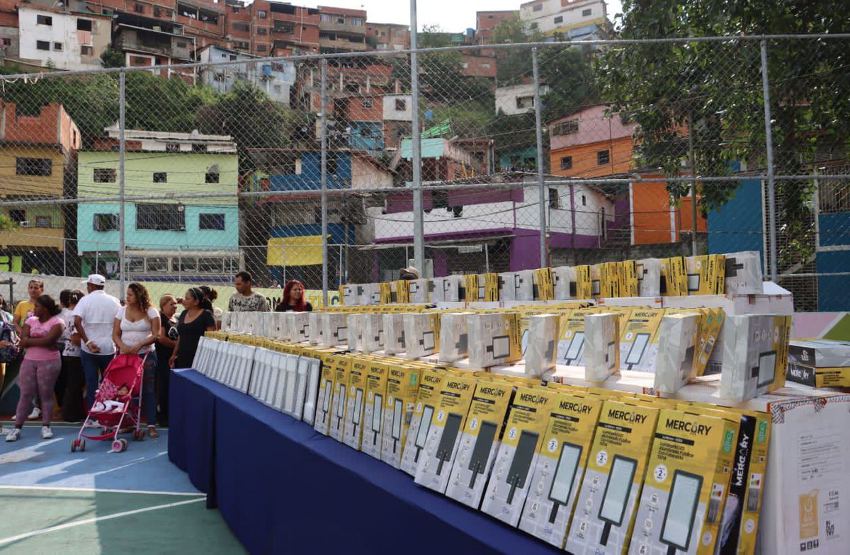 Junto al Gobernador @HectoRodriguez celebramos la entrega de más de 500 luminarias a los vecinos del Barrio San Blas, sector Matapalos, es respuesta al primer proyecto de alumbrado público, uno de los más votados en la Consulta Popular 2024 1/2 #VenezuelaPaísDeEsfuerzoPropio