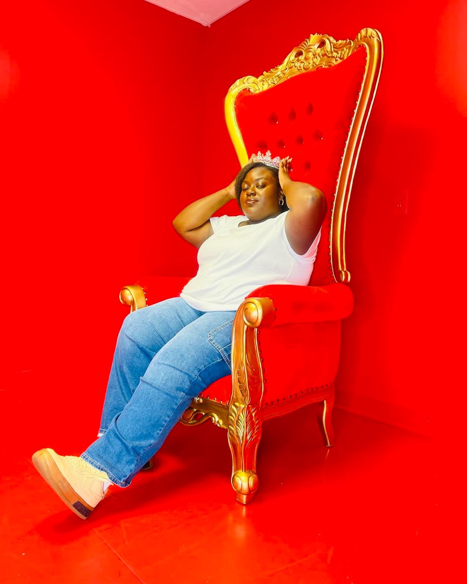 Stepping into royalty at the throne room exhibit 👑👸🏽#royalexperience #thrownroom  #PixelExperience #SelfieMuseum #GreenvilleFun #InstaWorthy #MemorableMoments #yeahthatgreenville