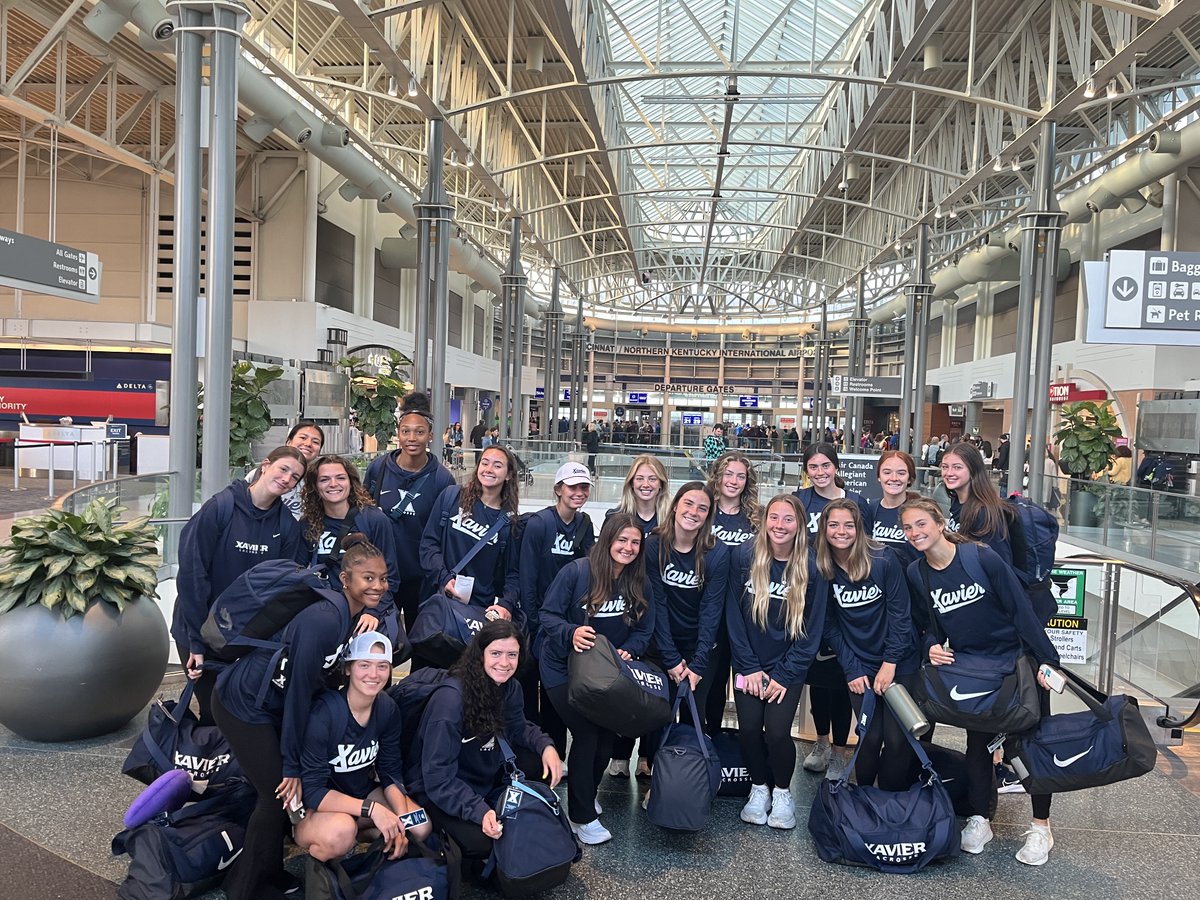 You never know who you're going to 'pass' in the airport. 🥍 Last Friday, we ran into @XavierU's lacrosse team before they flew out to Denver for their last conference game of the season.