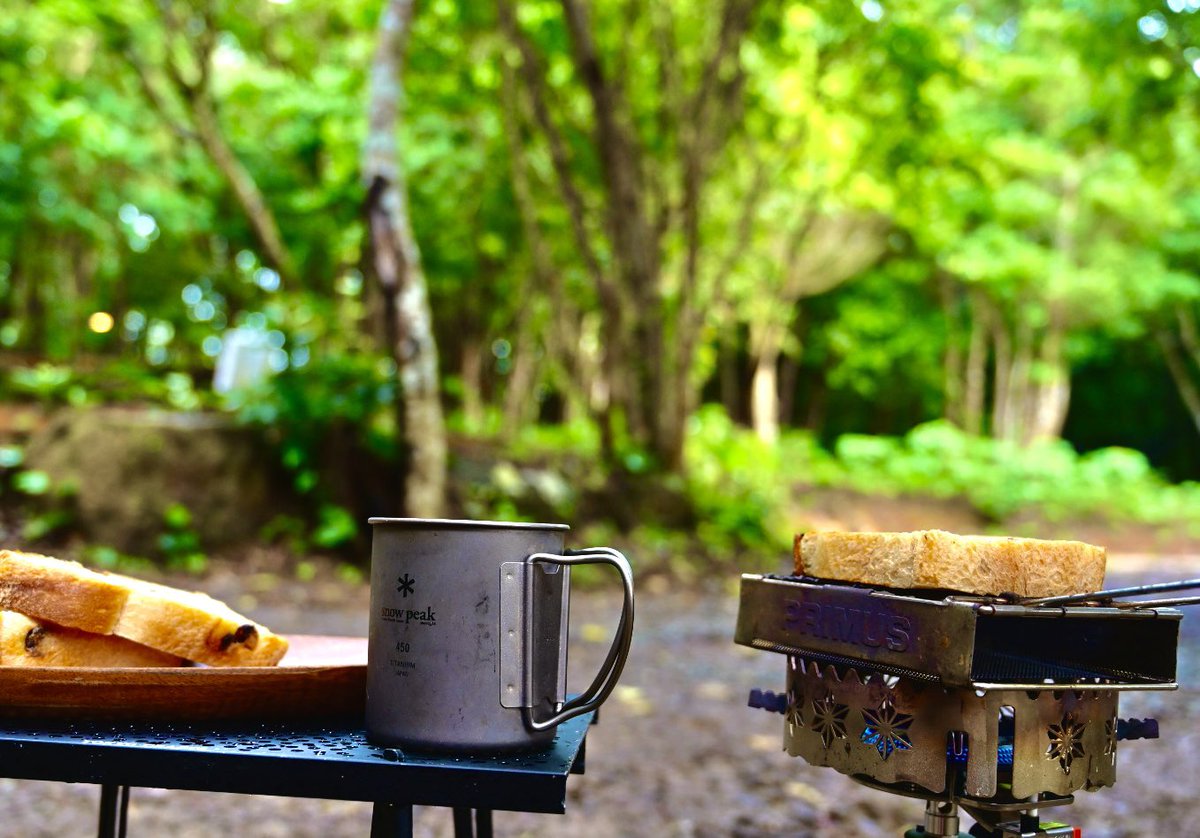 おはようございます😃 4月30日（火） 昨夜は一晩中ずっと雨でした。 そのせいかよく眠れた気がする火曜日の朝。 テント周りの泥跳ねがすごいけど、乾燥したら落ちるのだろうか？ それではお休みの方もそうでない方も、今日もよき一日を❗️ #コサイドテーブル #スマートスタンド