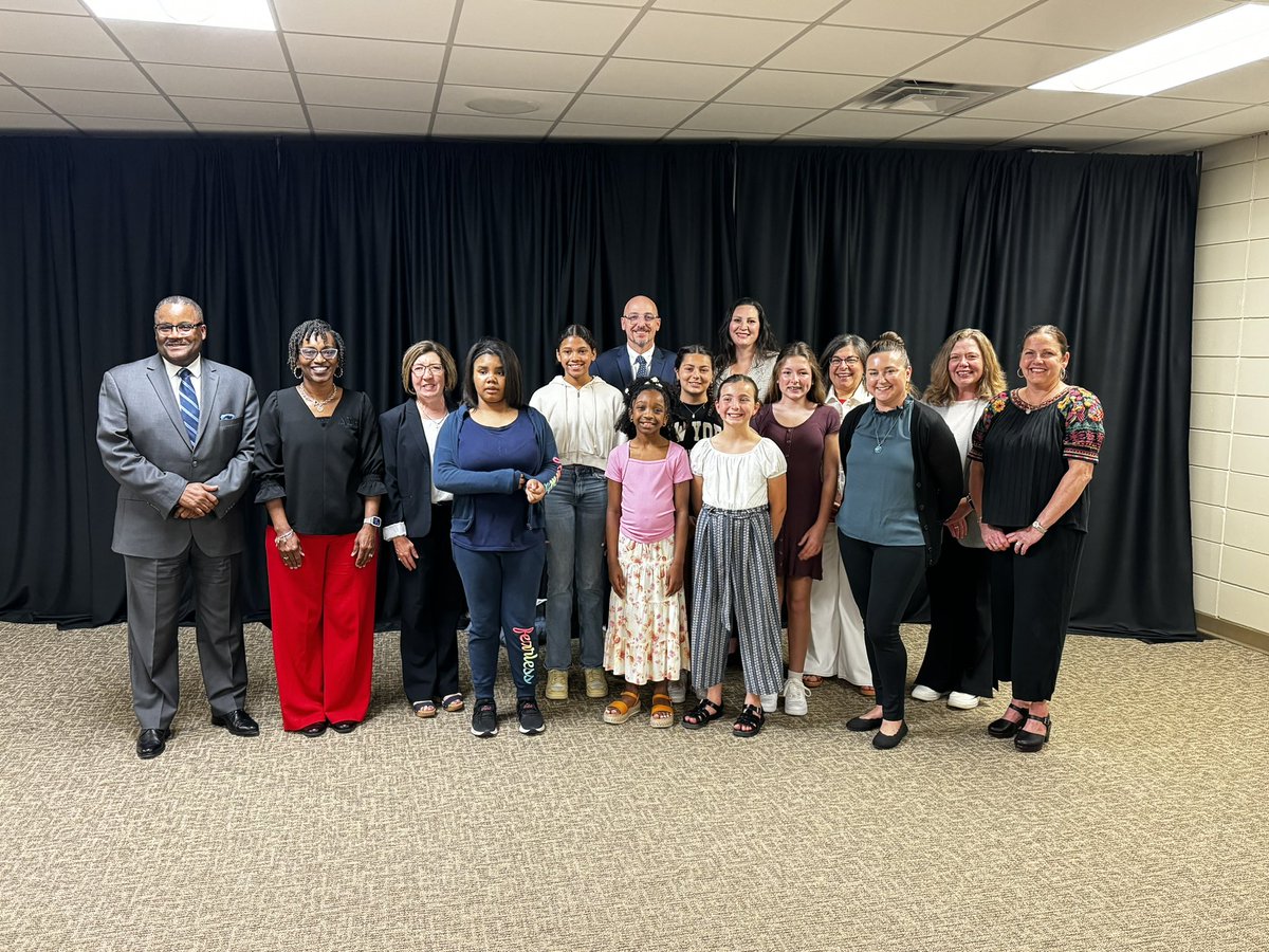 Congratulations to our Honor Choir performers from Amy Beverland, Forest Glen & Winding Ridge, recognized this evening by @LawrenceSupt & the Board of Education! 🏆 #LTpride 🎶