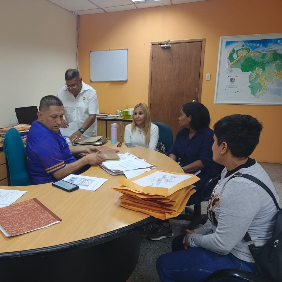 Acompañados de la Lcda. Mayra Silva, del equipo del Observatorio Nacional de la Calidad Educativa, en preparación de la 3era Consulta Nacional de Logros de Aprendizaje. ¡Somos educación, somos futuro! @NicolasMaduro @MPPEDUCACION @_LaAvanzadora #VenezuelaPaisDeEsfuerzoPropio