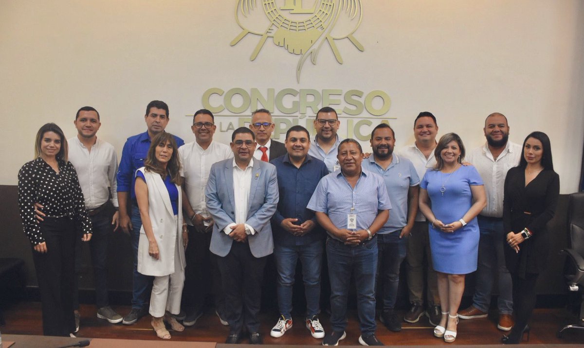 KARLABASO's tweet image. Trabajando por el bienestar del Departamento de Guatemala. #karlabaso #mujermigrante #guatemala #congresodelarepublica #graciasgraciasgracias #jovenes