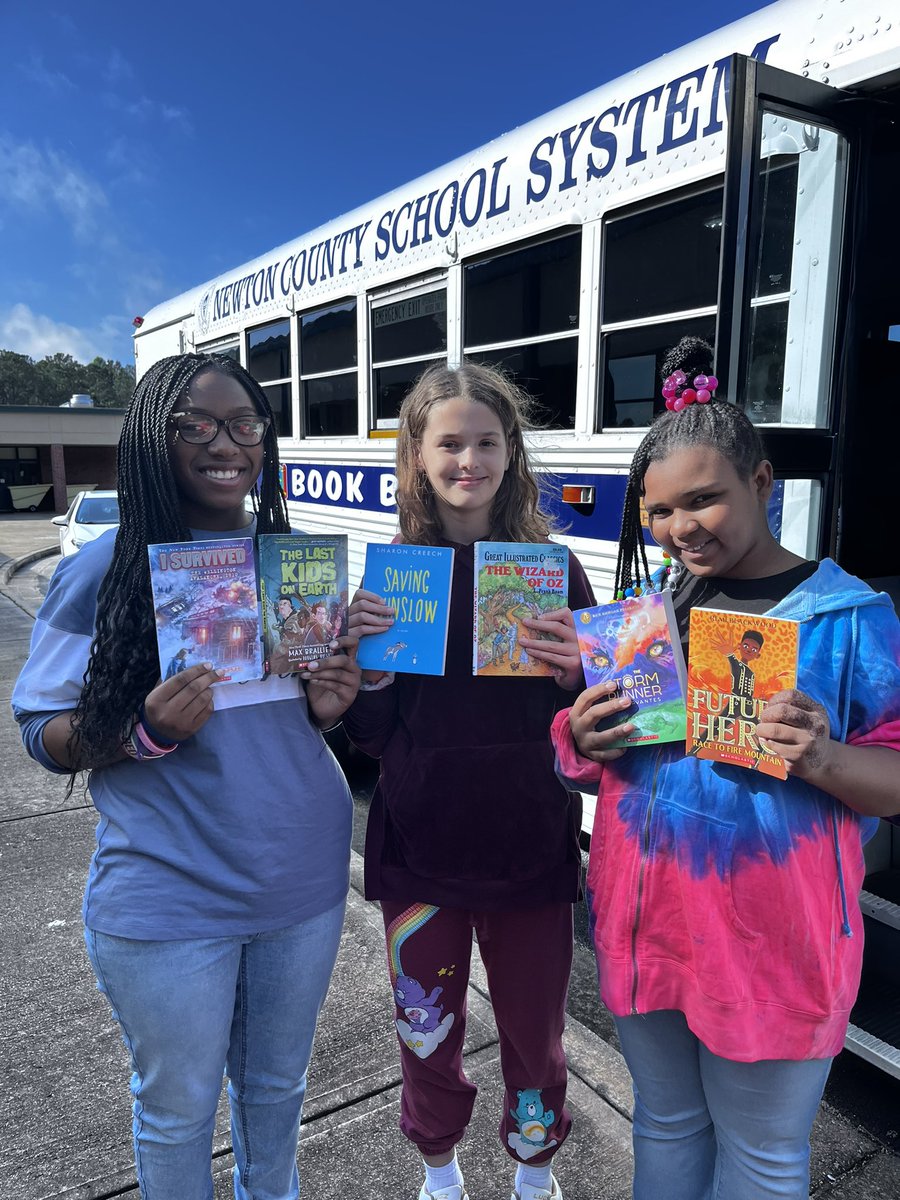 Thanks to the Newton County Book Bus for coming to Oak Hill! Congratulations to the March Madness winners! @NewtonCoSchools @OHES_Covington @writeright_now @Lori_McGovern @tutuedtech #NCSS_Literacy