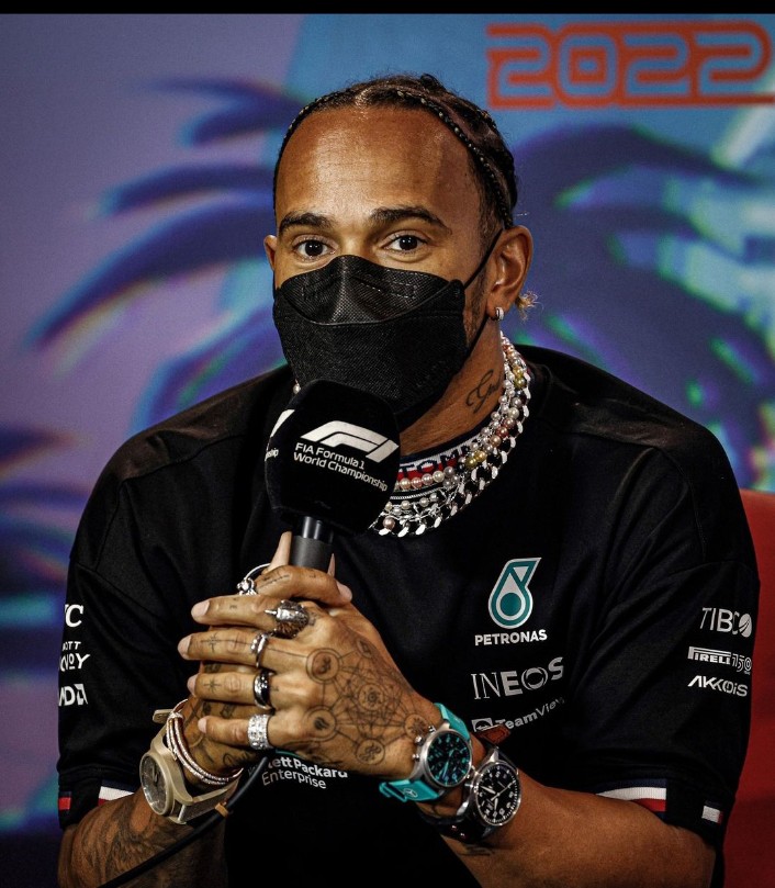Esta foto grita 'idgaf, ya que Lewis despues de que la fia prohibiera el uso de joyas, el aparecio en la conferencia de prensa del gran premio de Miami con 3 relojes, 8 anillos, 4 collares y 2 pendientes